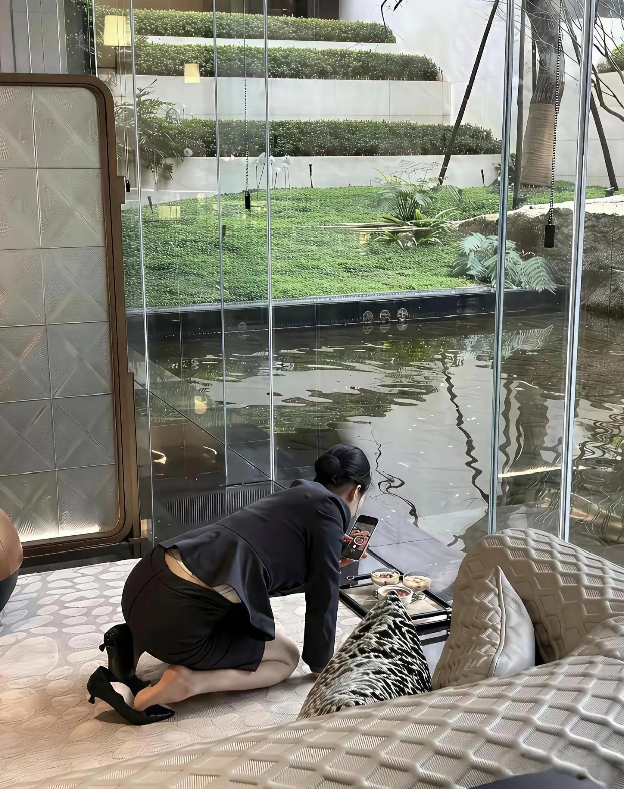 美女这是在干嘛呢？没看懂！有知道的吗？