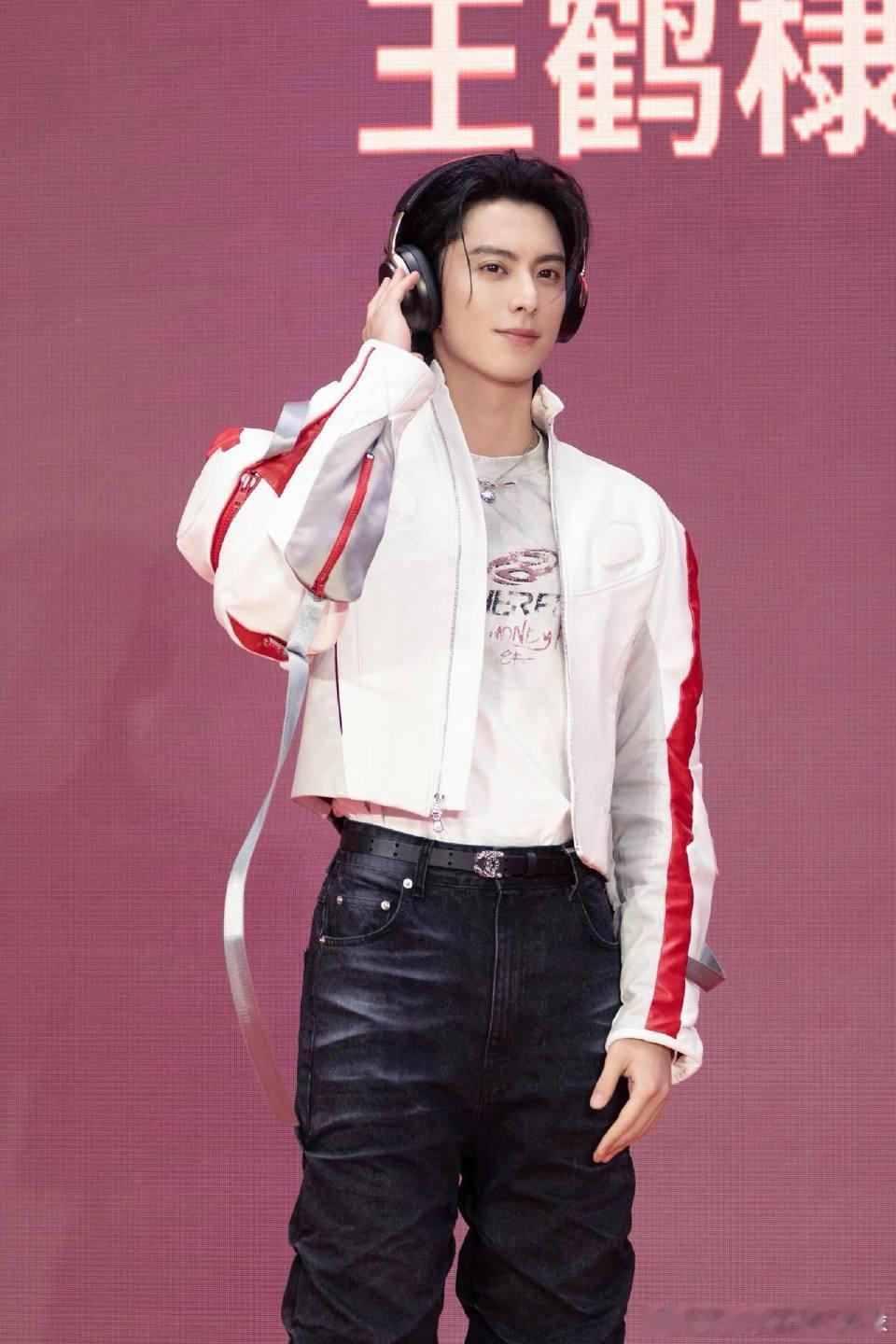 谢娜王鹤棣加盟疯狂好六夜娜姐的社交悍匪属性一开启，棣棣秒变乖巧弟弟，还好有何老师