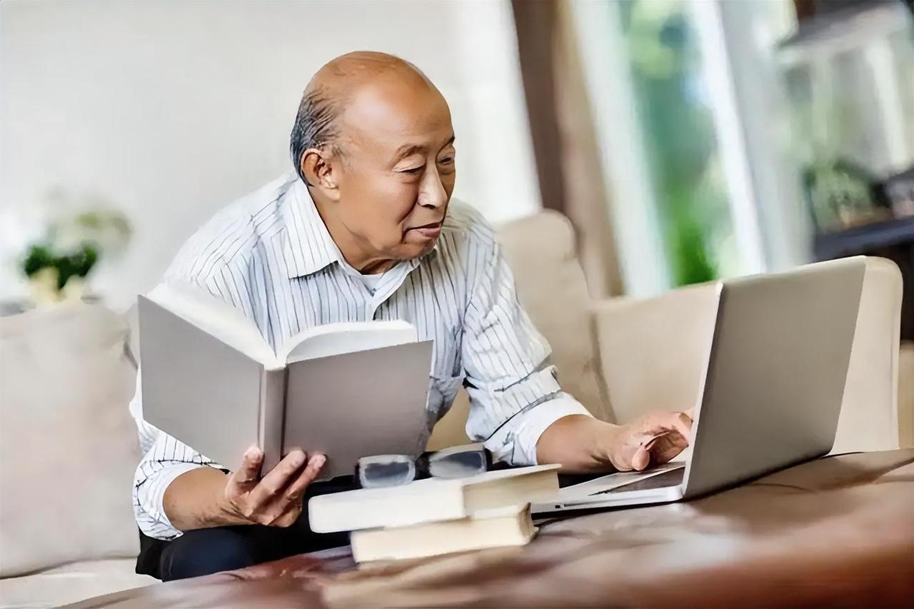 退休后再就业第一次工资到账了！
我快退休时，
就有人联系我，
退休后再就业，
老