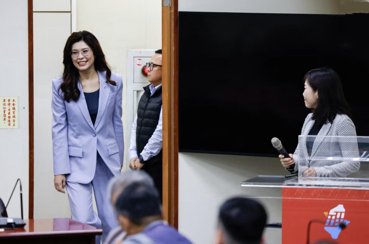 胡锡进独家解读郑丽文：这件大事是重中之重！
 
4月7号这天，胡锡进发长文解读，