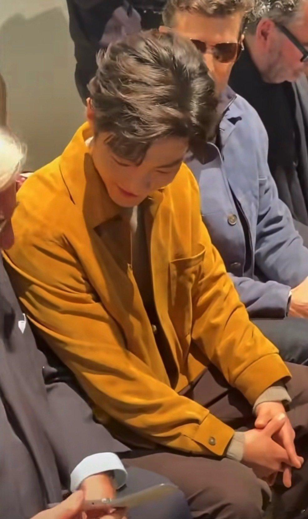 TODS老爷爷翻盖手机震惊肖战 TODS老爷爷翻盖手机震惊肖战哈哈哈哈 