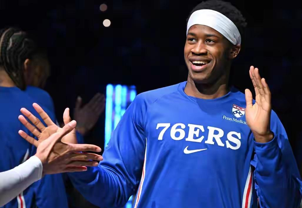 NBA还是挺会玩的。
这位夸梅.布朗，是NBA的选秀状元，但由于他的表现真和状元
