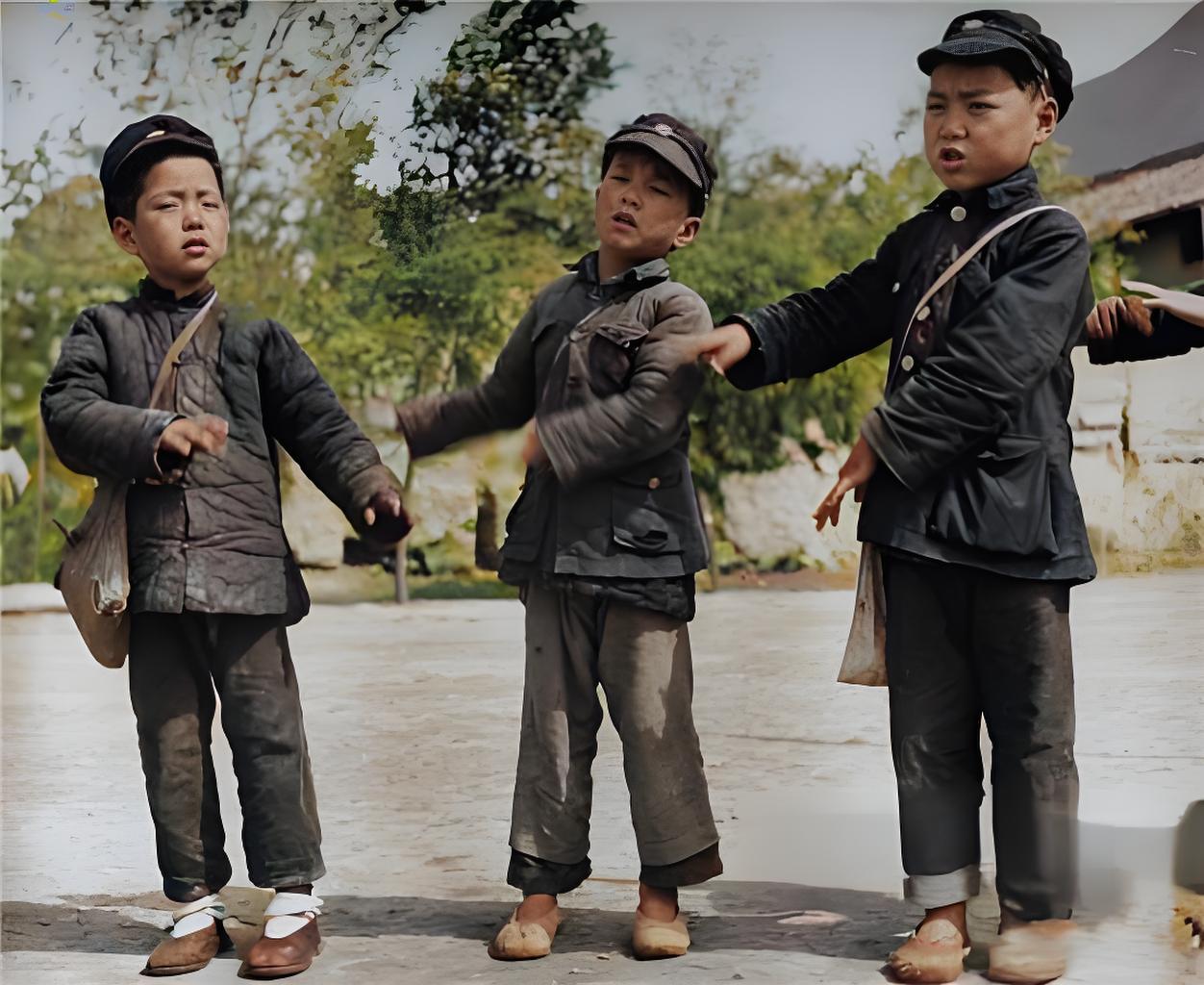 这张民国时候的老照片，地点就在陕西临潼的村小学操场。 画面里，三个学童站在一块儿