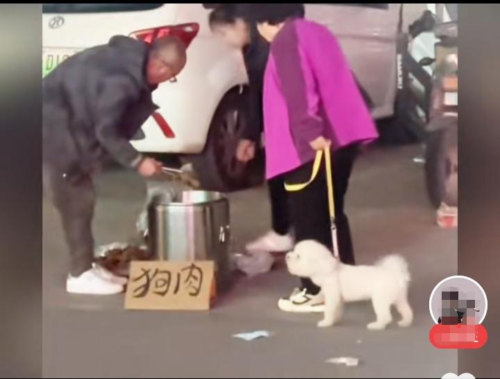 牵着小狗买狗肉——我这个非爱狗人士都觉得难受。

西安一个大妈牵着一只小巴狗，来