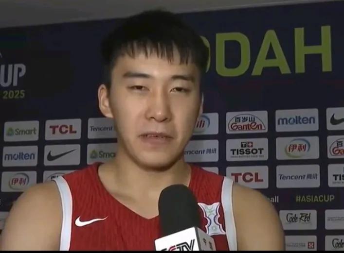 不知道大家发现没有，球场上生龙活虎的王俊杰，在赛后接受记者采访的时候，竟然还那么