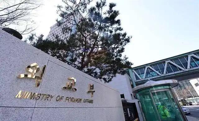 当地时间5月4日，霍尔木兹海峡突然传来一声巨响，一艘由韩国公司运营的巴拿马籍货船