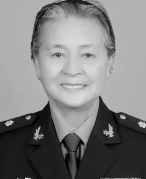 2008年的汶川地震，成都军区某位军长，猛的从凳子上站了起来，厉声训斥一名手下：