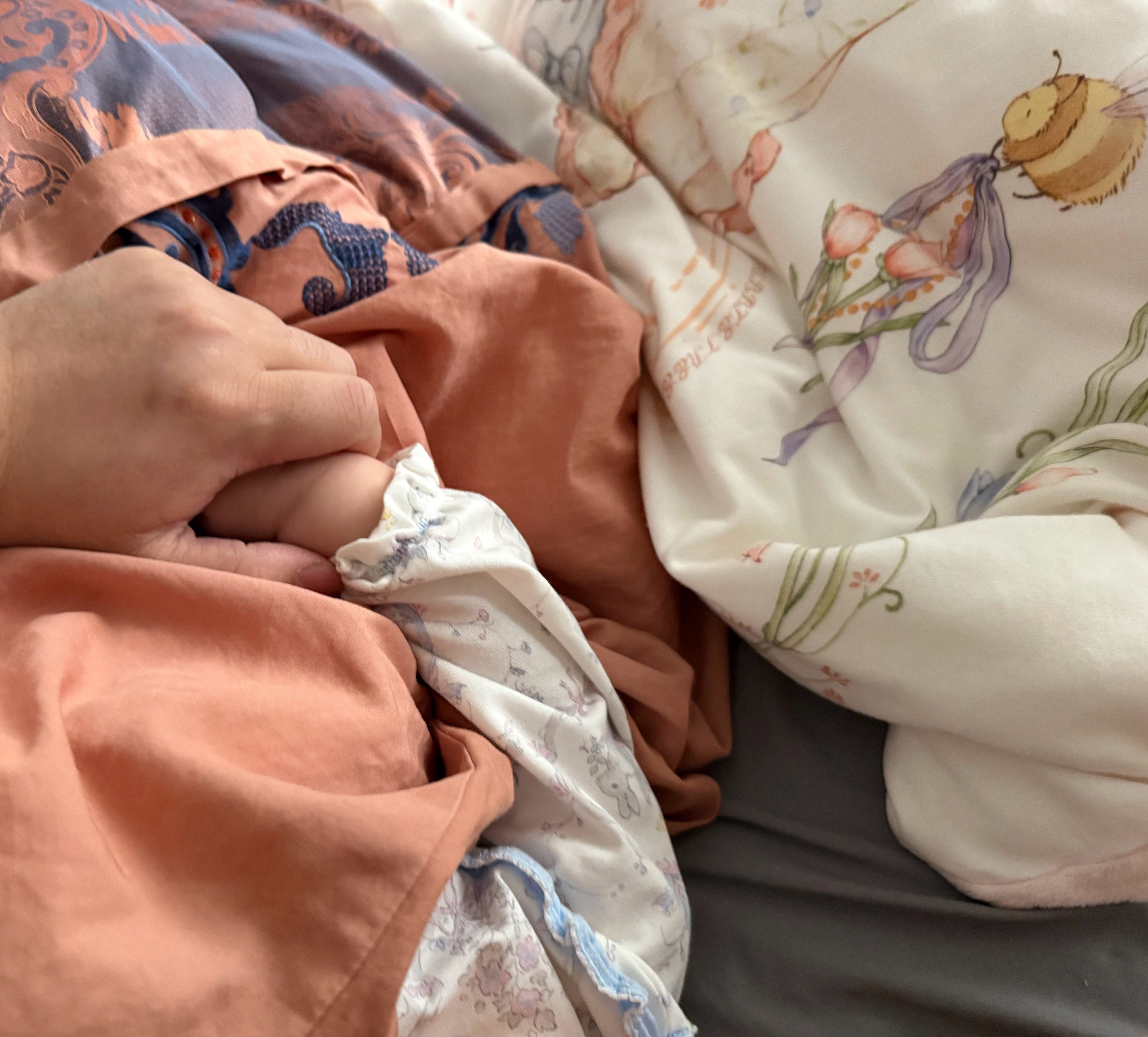 迷迷糊糊小牙拱自己被窝里来了，搂着又睡了会儿。一起睡了个懒觉，舒坦了～