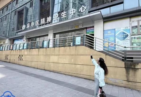 离谱至极！重庆一女子因生活压力就医时随口吐露消极情绪，被判定存在风险，强制送入精