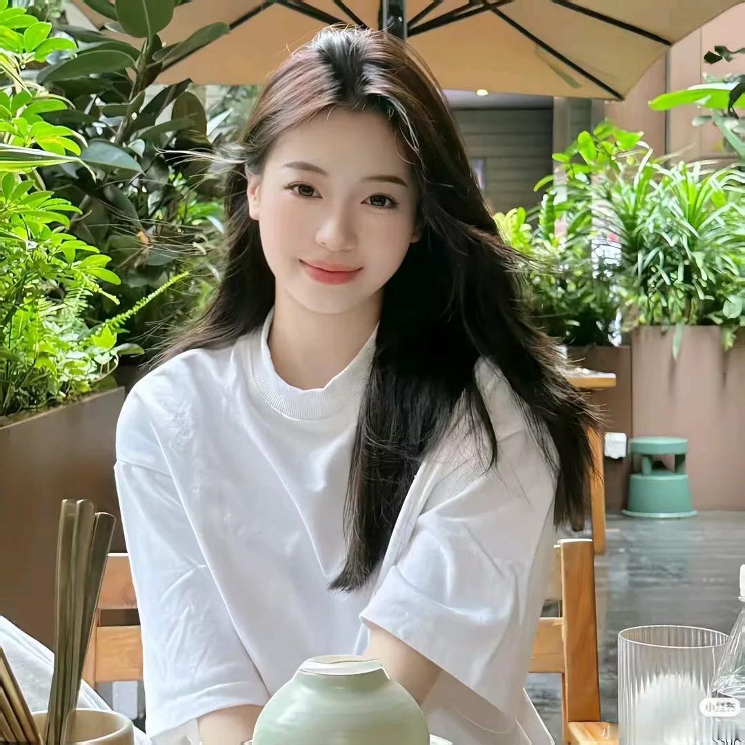 红颜一笑似花开，清风拂面心欢畅。淡然一笑对人生 一笑真好看 一笑颜开 一笑夕颜 