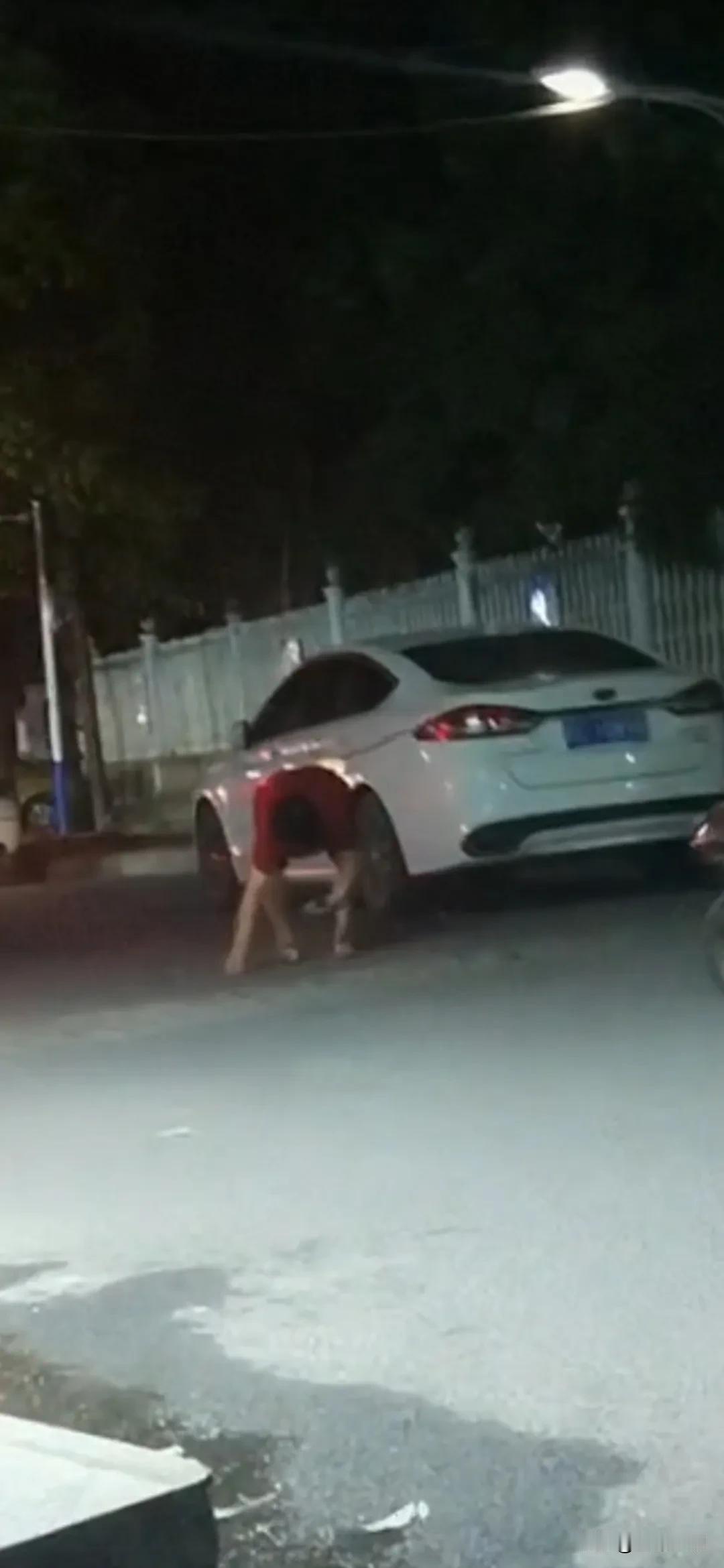 老板傍晚要出去办事，司机走在前面去开车，发现车旁有位大娘正弯腰在车轮边捡什么东西