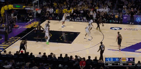 自己失误自己解决！詹姆斯疯狂回防送上钉板大帽！
在今天NBA常规赛湖人对阵魔术的