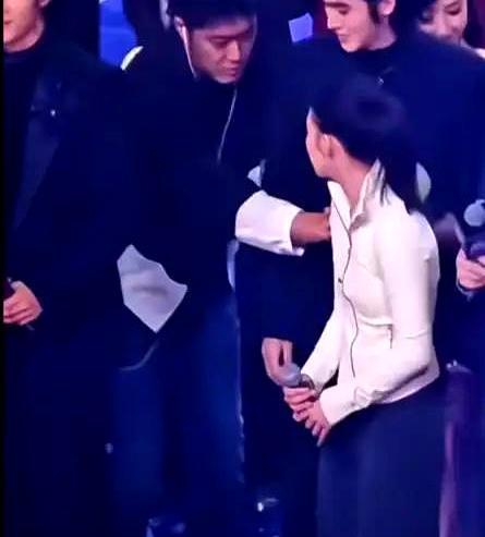 跨年夜的C位，她终究是抢错了赛道。
三台摄像机，记录了那一秒的尴尬。
两位前辈，