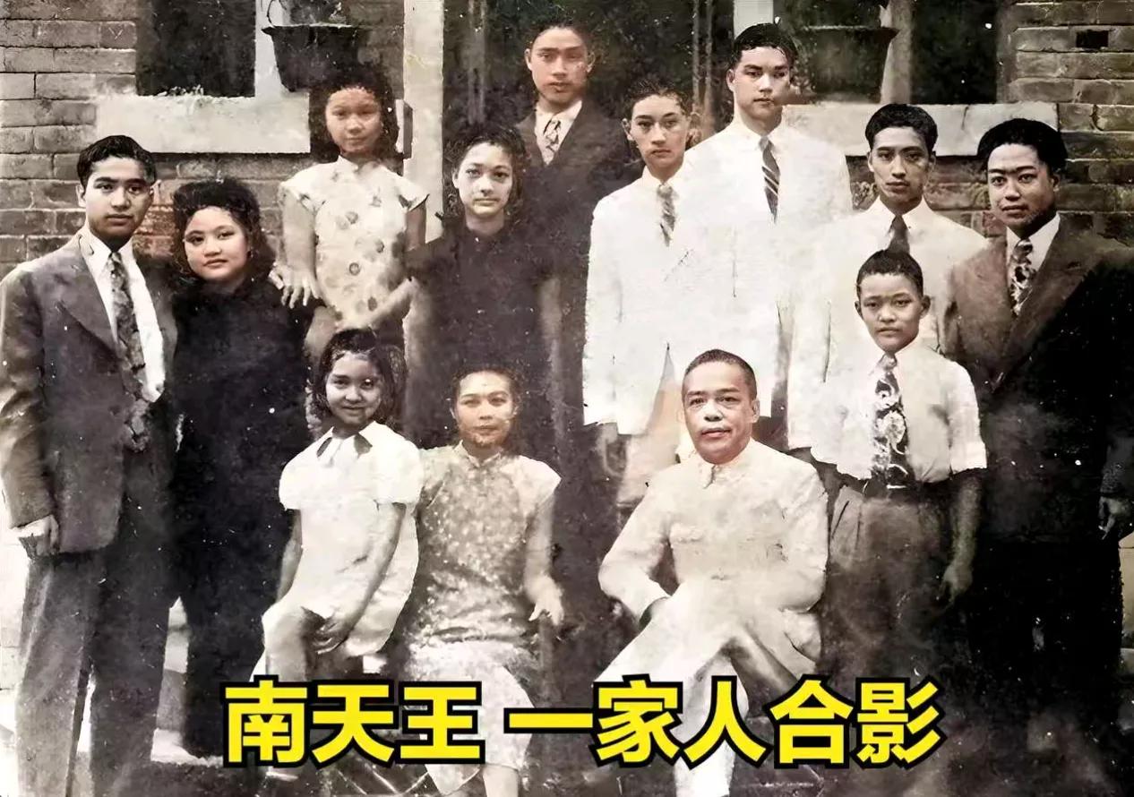 1947 年冬，南天王陈济棠妻子去世，曾经的铁汉趴在妻子的棺材上痛哭，哭得都站不