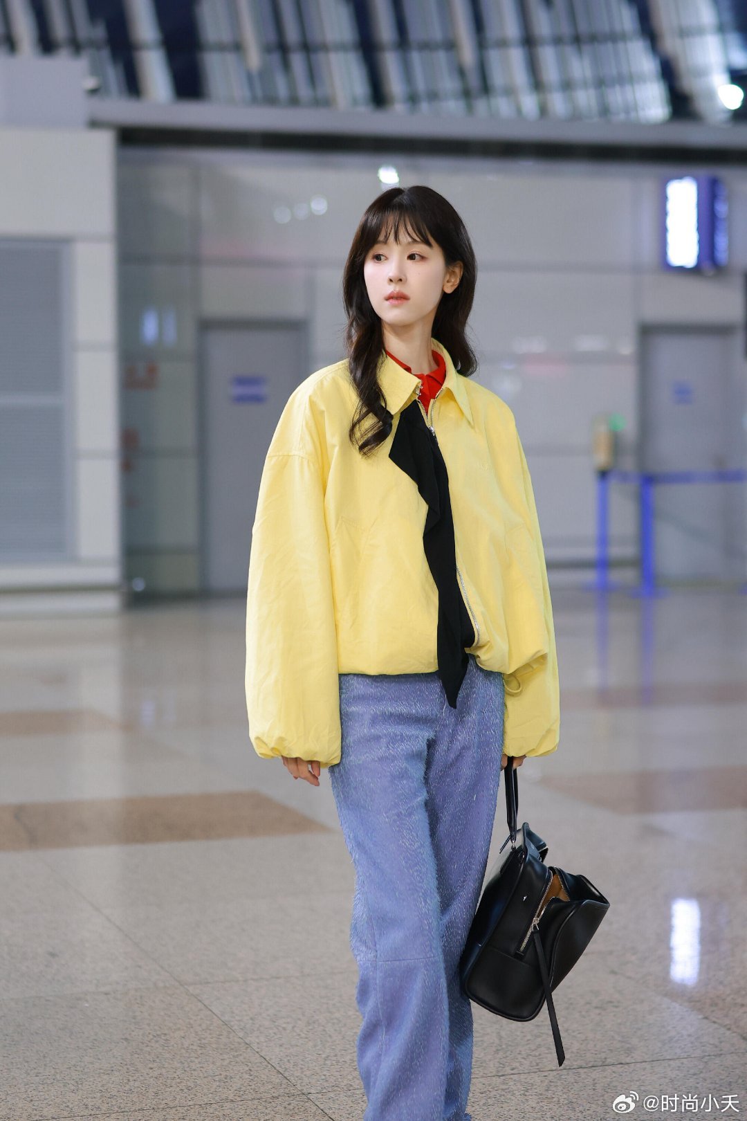 LOEWE罗意威品牌大使陈都灵身着2026春夏系列现身机场，搭配以Amazona