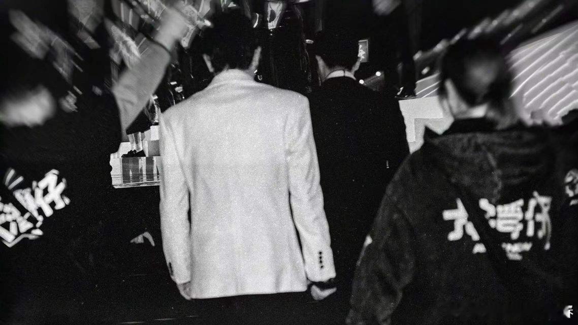 陈小春站姐是应采儿陈小春官宣二巡应援名场面太好嗑，一巡在感动中收官，二巡重磅官宣