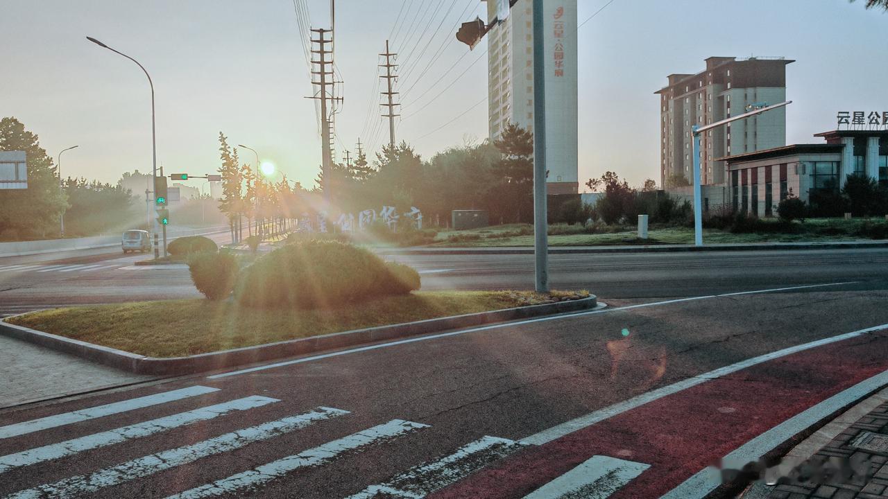 夏日生活打卡季朝霞射进206国道（威海市文登区秀山路东首）