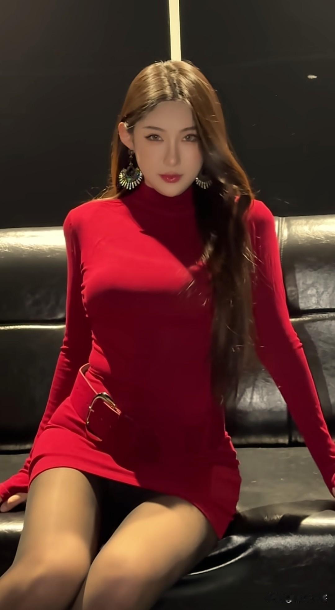 惊艳的红色连衣裙，搭配大耳环，尽显优雅与性感！