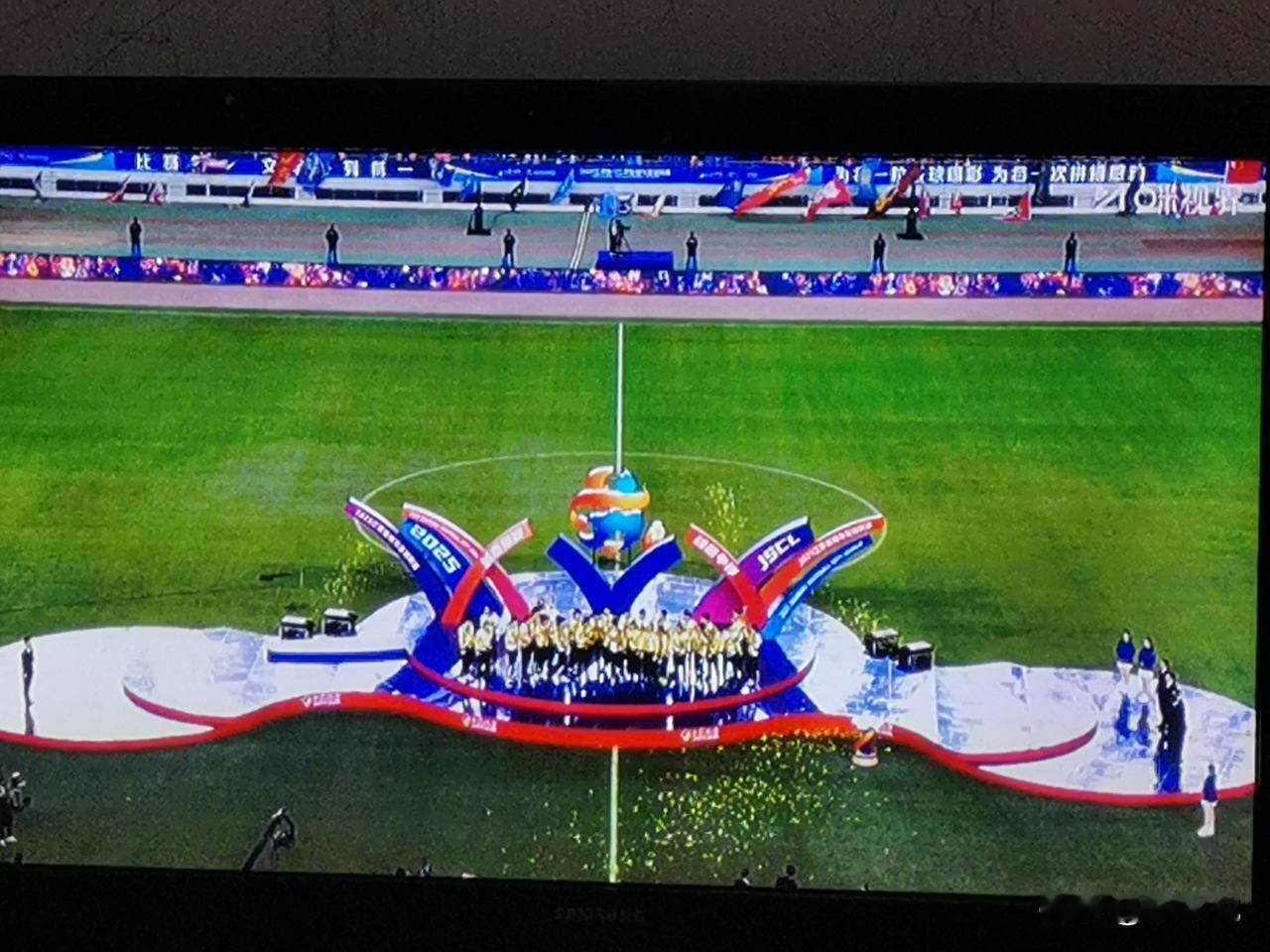 泰州获得冠军
心疼南通，一直没输过，最后输在点球上。
泰州真是一路黑到底了
总觉