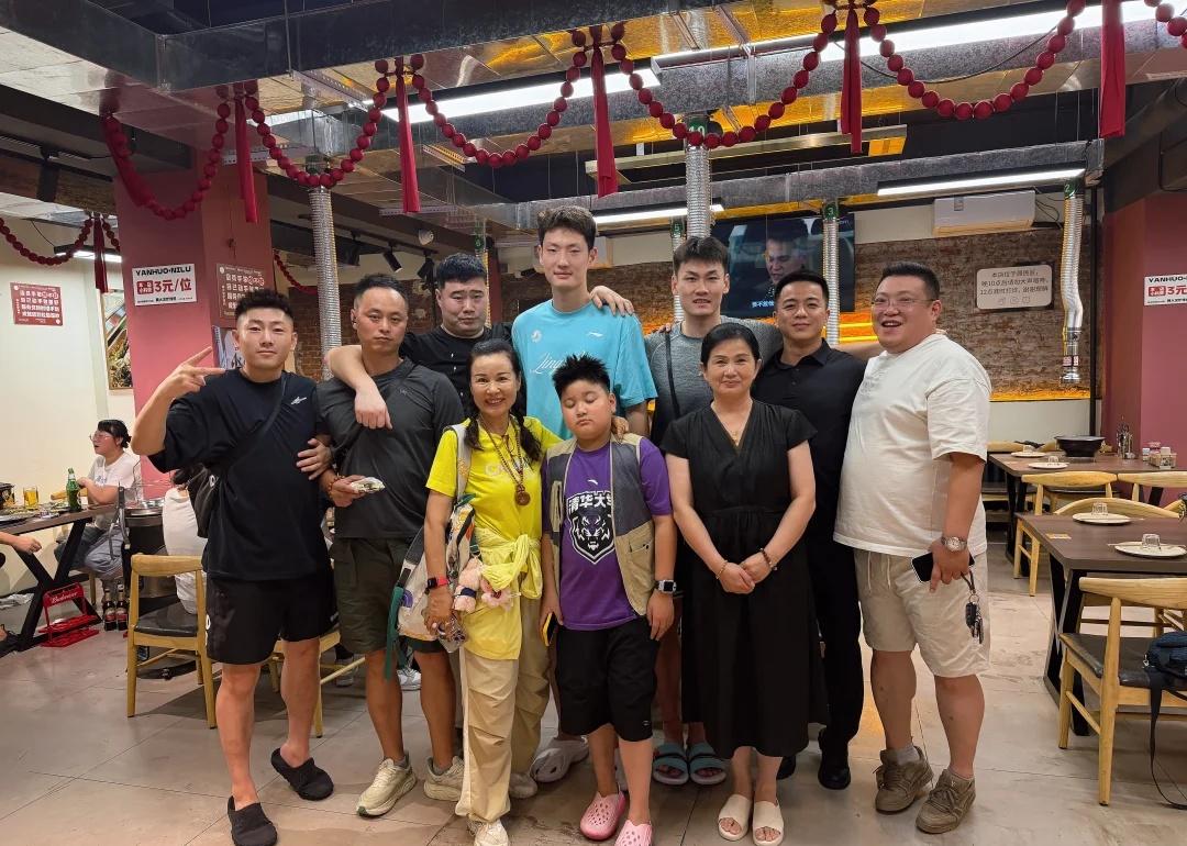 王睿泽 纪卓 刘传兴
王睿泽 纪卓 刘传兴王睿泽 纪卓 刘传兴 青岛队 山西队 