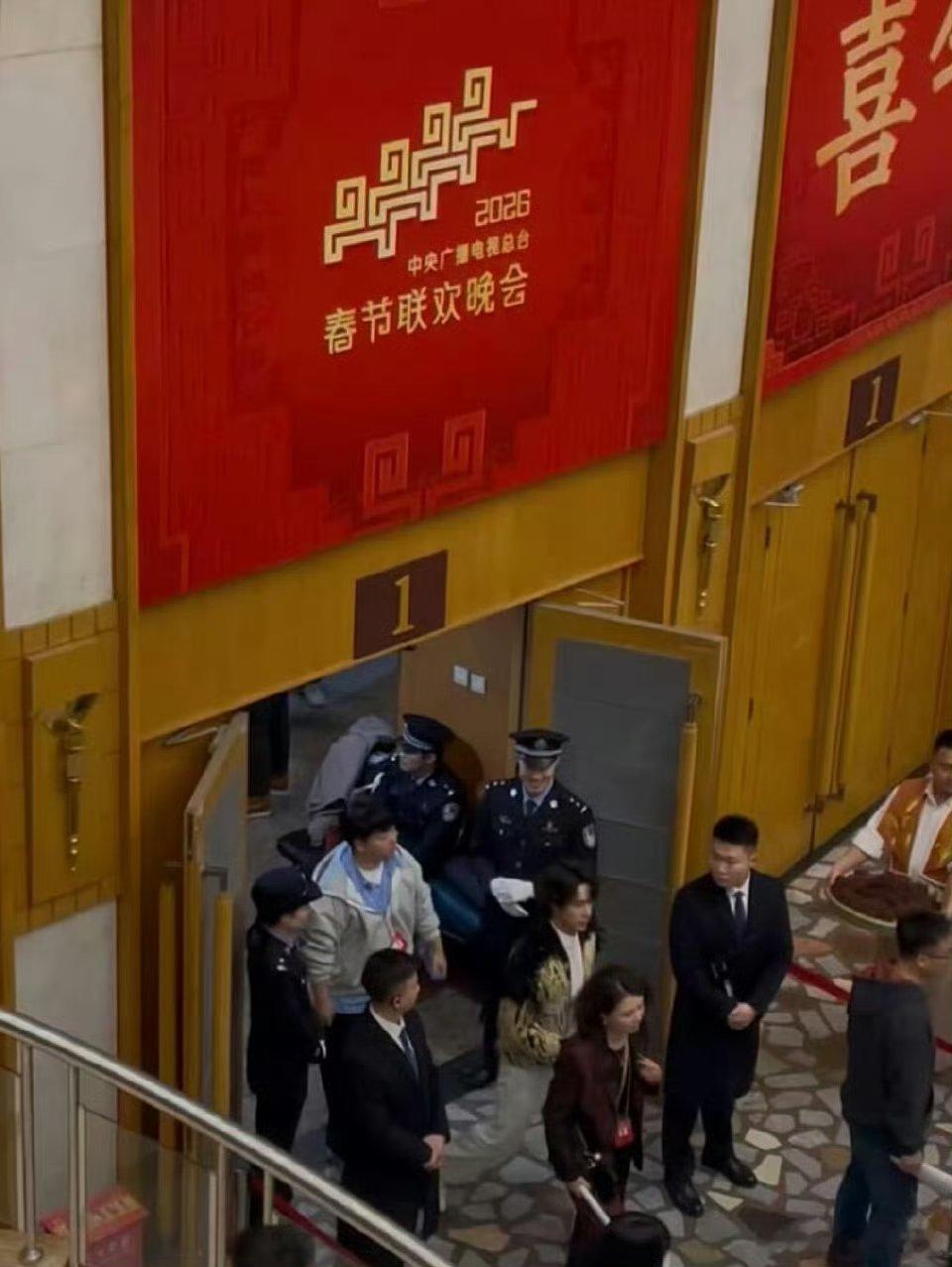 我为什么在这一刻醒了？那一定是有原因的！今年是金色宝宝！图里的帽子蜀黍很稀罕咱宝