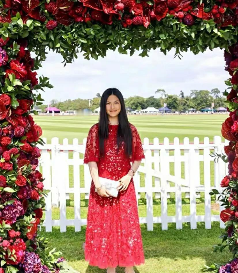牛逼！都打入英国精英圈了  李湘确实很有钱但审美真的很一般，她和女儿每次出镜都是