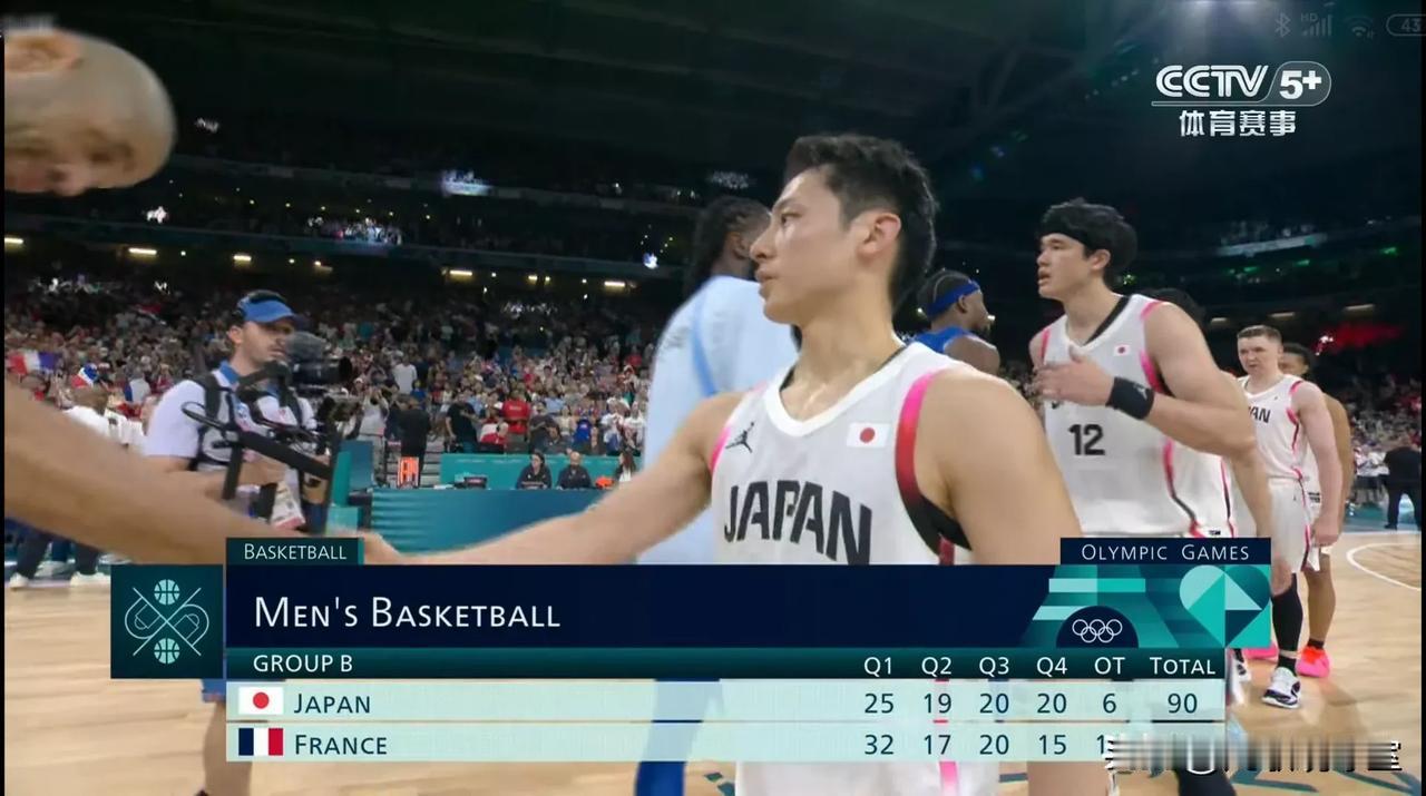 奥运男篮小组赛，日本90：94加时憾负东道主法国队，只能说成也河村，败也河村勇辉