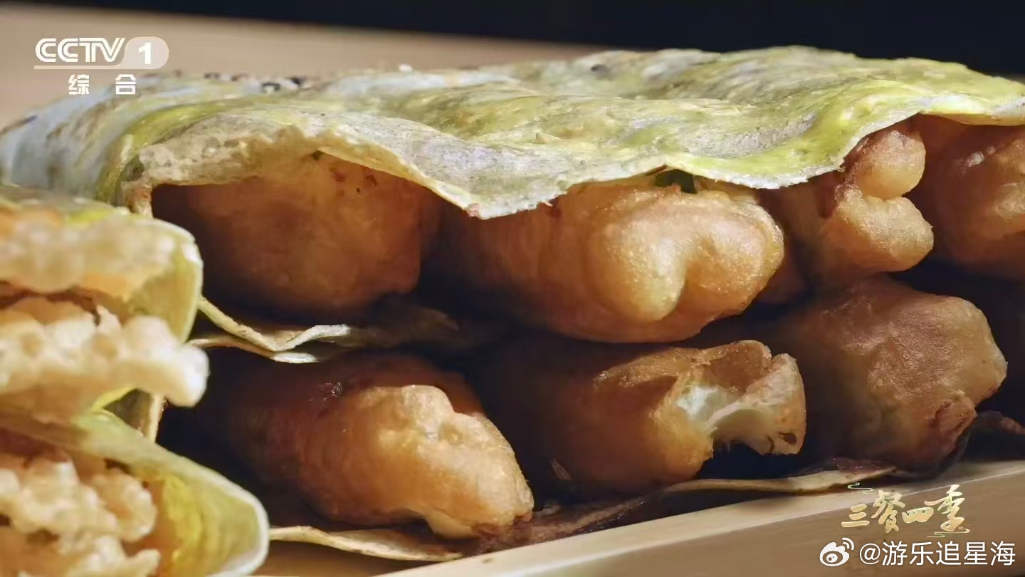 天津人一天的快乐从煎饼馃子开始 一勺面浆一个蛋，手腕轻转画个圆。搂子走势定乾坤，