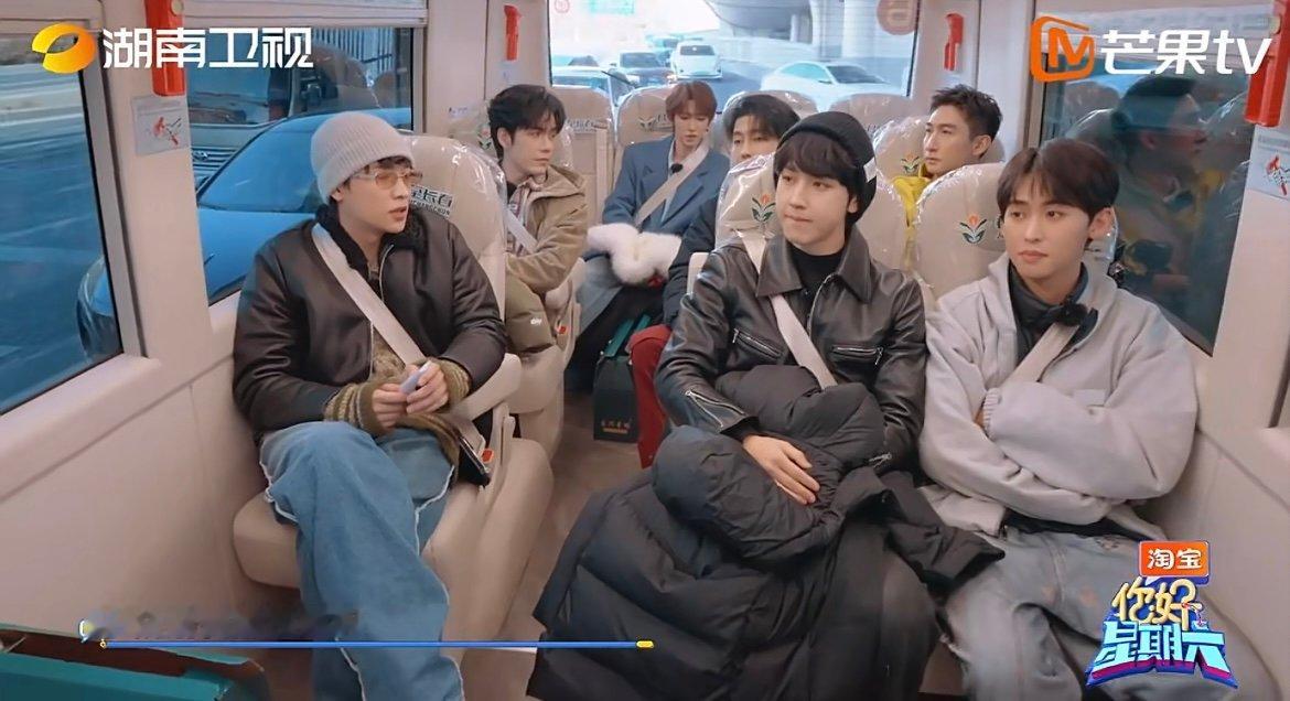 刘宇滑雪上手就会 滑雪场上的飒爽身影！教练指导后迅速掌握诀窍，滑行姿态流畅又帅气