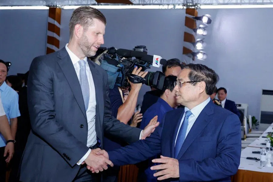 越南总理范明政和美国总统特朗普的次子埃里克周三在河内市郊为一个价值15亿美元、设