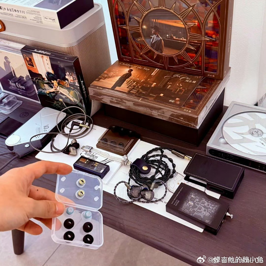 所以最后选了黑色的那个对吗？ins微博是个连续剧。