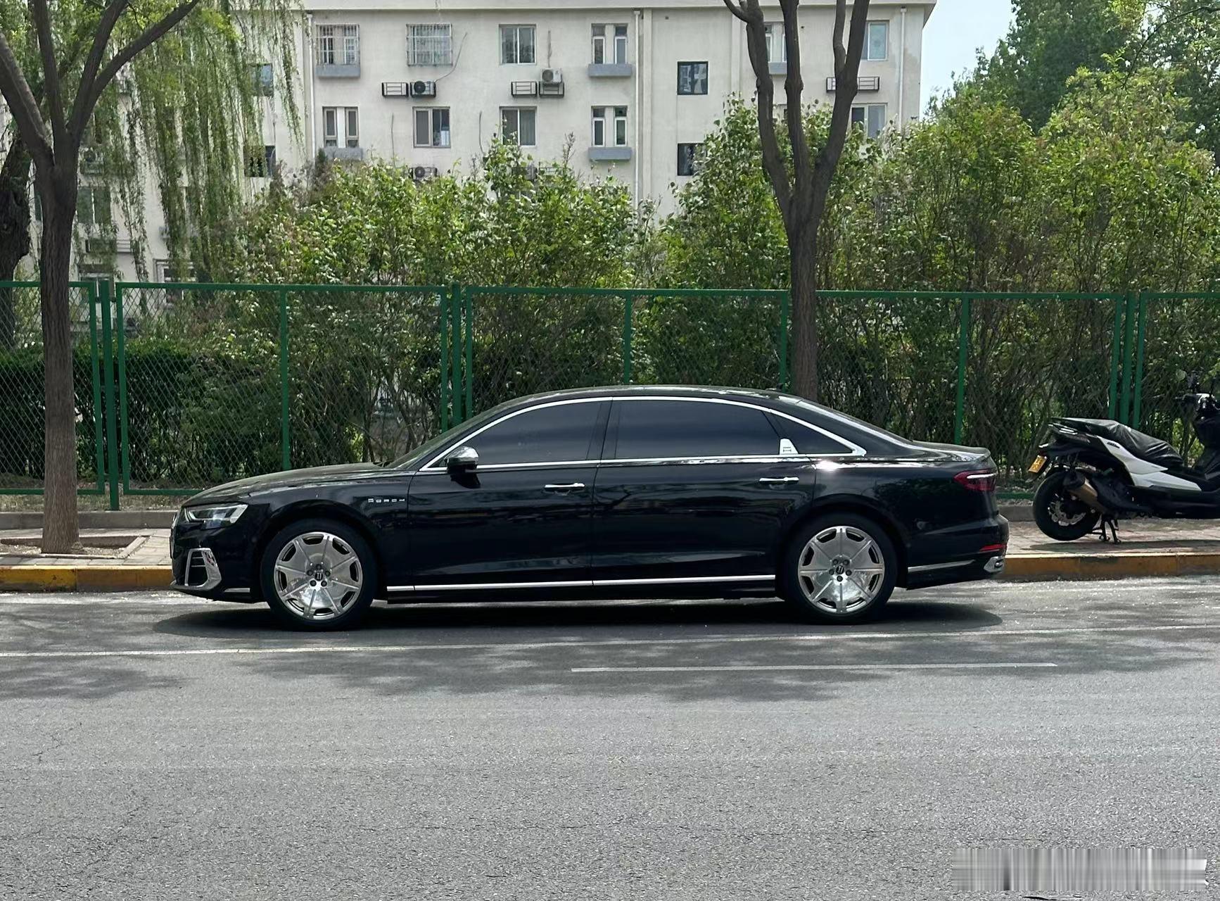 难得一见啊，奥迪A8L霍希，大饼轮毂、加长车门、霍希标识，够有辨识度的，就是能见