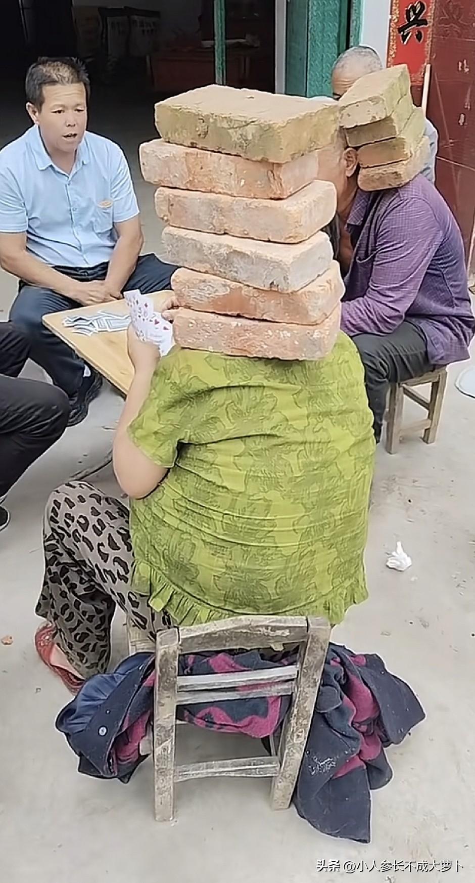 绝了，牌瘾得有多大啊！[捂脸]肩周炎，颈椎病通通没有！
国家赶紧安排他们干点啥吧