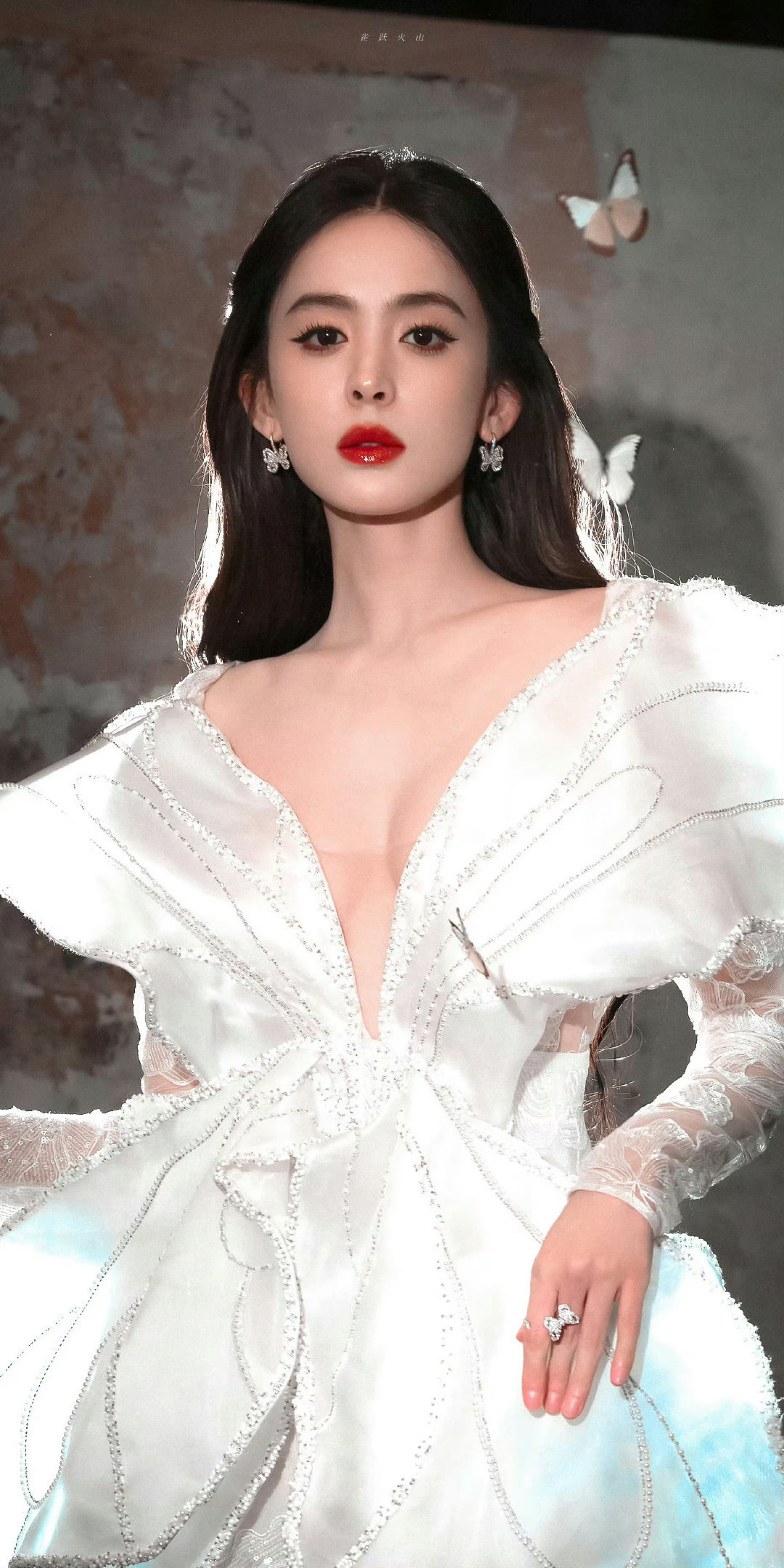 古力娜扎一袭白色蝴蝶礼服 红妆点缀宛如花间精灵 ​​​