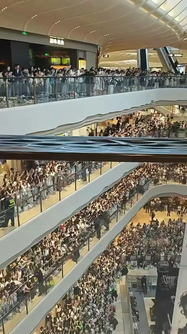 天哪！一张图直观感受下丁禹兮今天的人气！据说商场都不得不限流了🔥🔥 