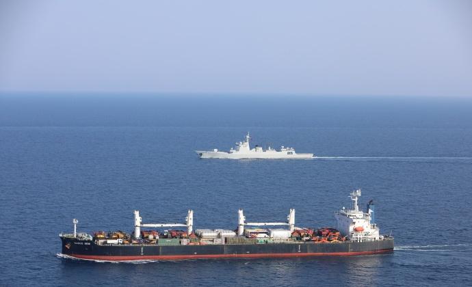 【首护成功！海军第48批护航编队护送船舶通过亚丁湾】当地时间11月4日傍晚，海军