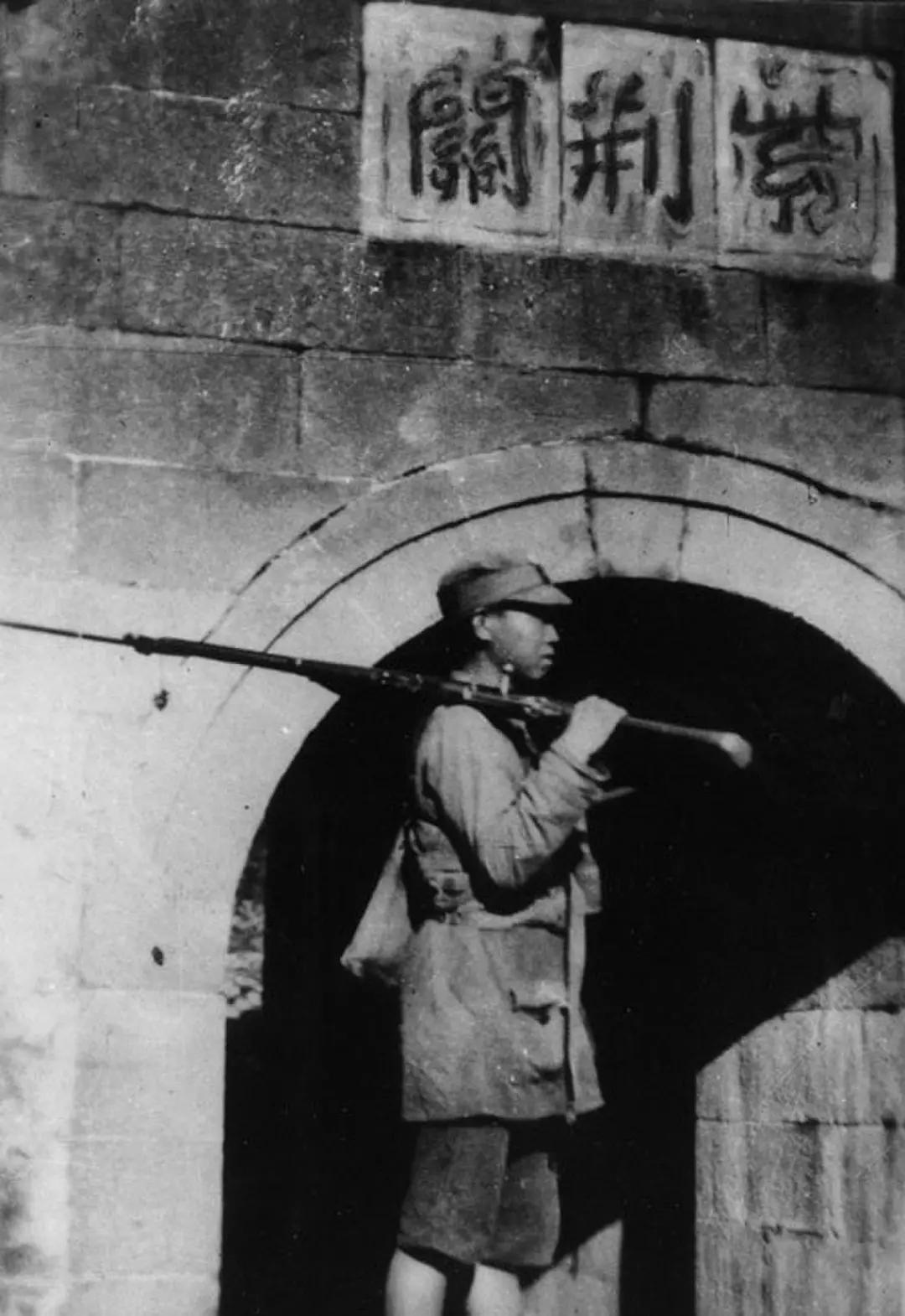 1937年，八路军收腹长城紫荆关。