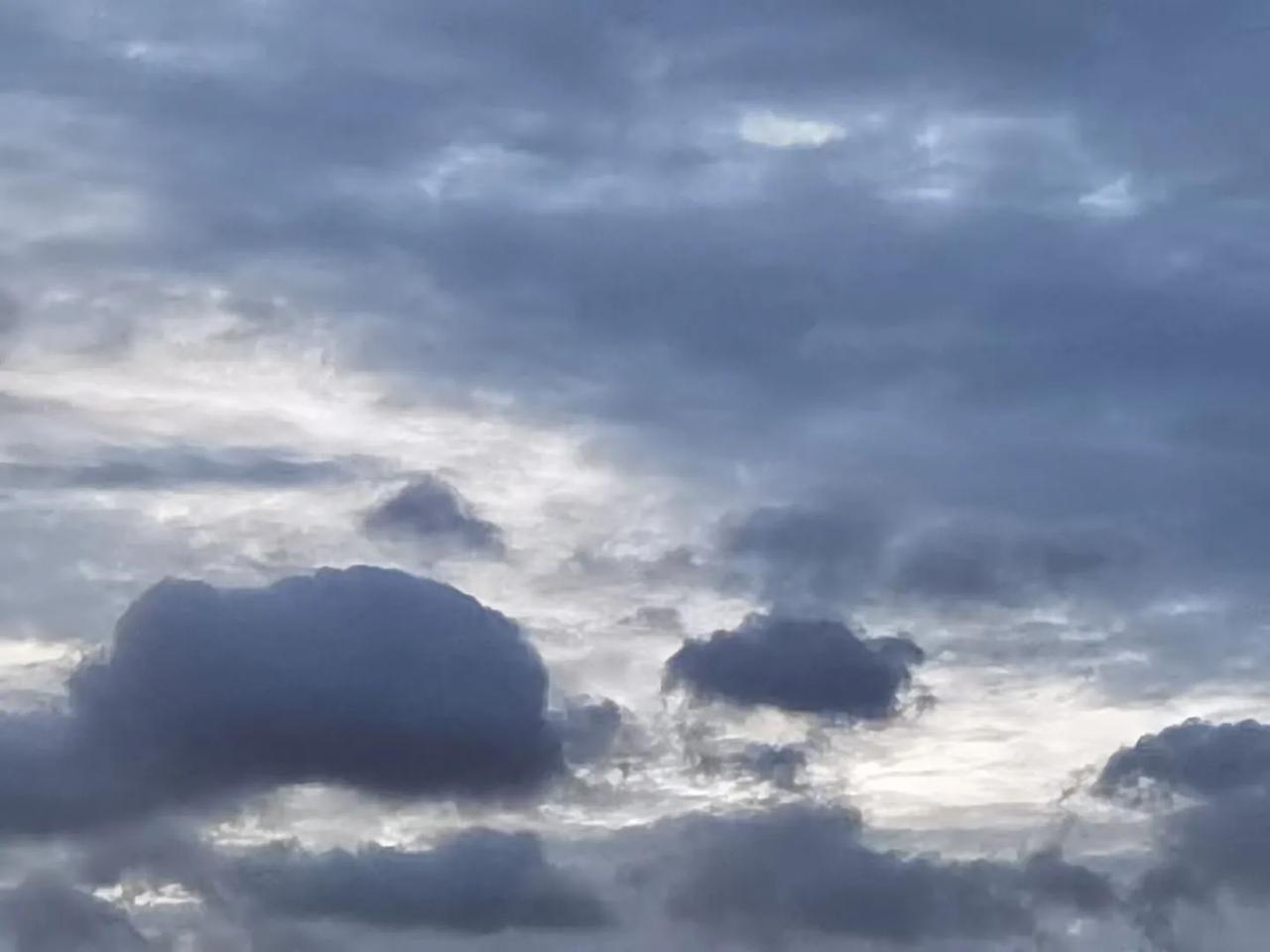 南京天气预报，格美台风来袭，南京的天空一直黑压压的，天气预报，未来三天将有强对流