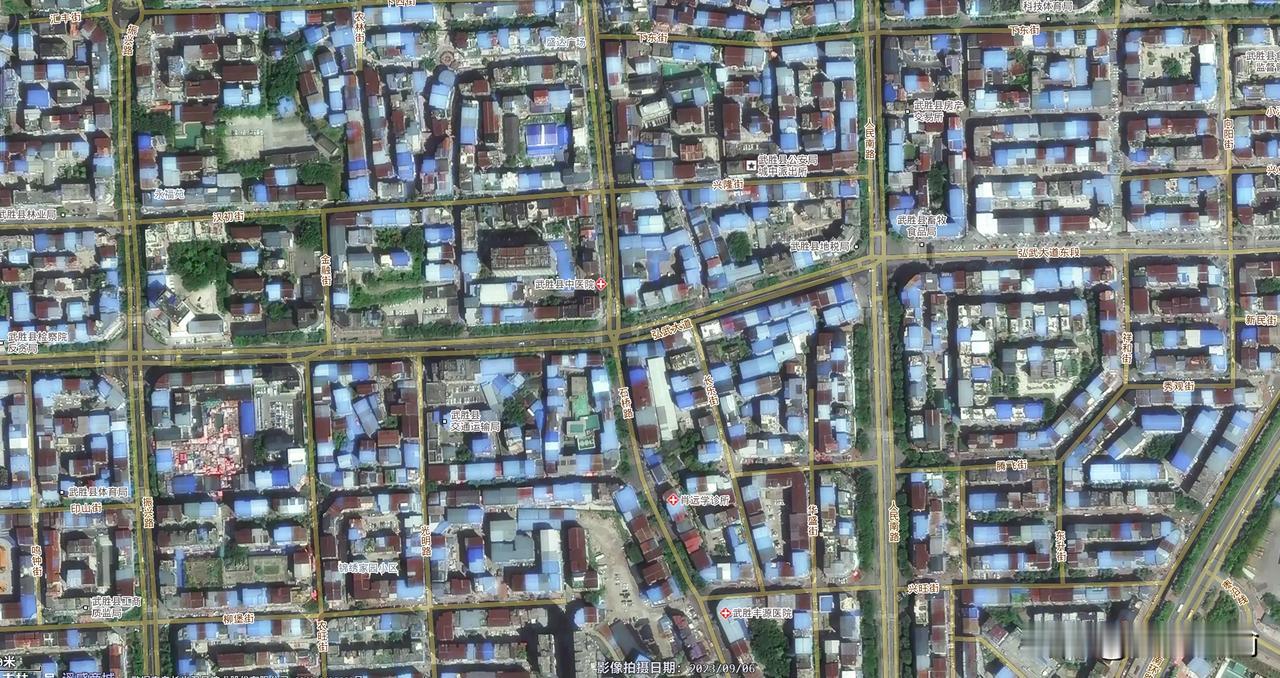 打开武胜县的卫星地图，被震撼了一下

这个城市楼顶的阳光棚太多了，特别是放大了再