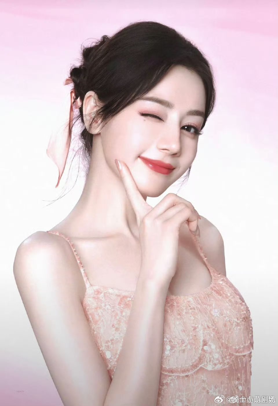 迪丽热巴粉丝质问迪丽热巴团队迪丽热巴 滞留迪拜迪丽热巴因转机迪拜遇航班停飞滞留，