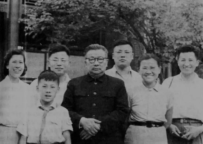 1950年，粟裕的门被李克农撞开，他颤抖地问道：“我小儿子还在吗？”

麻烦看官