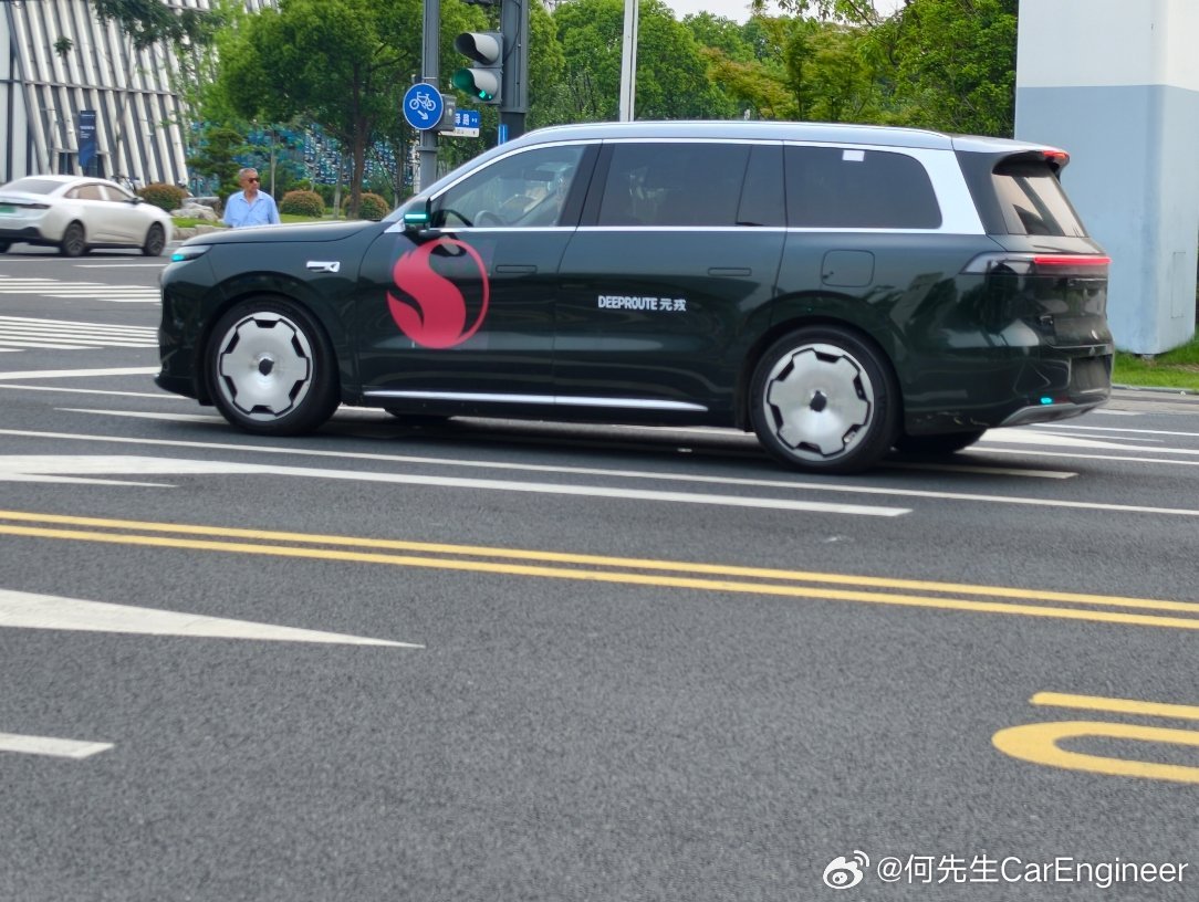 第一次在路上看到活的零跑D19侧面看外形姿态，非常抓眼，特别是这个大轮毂，很帅。