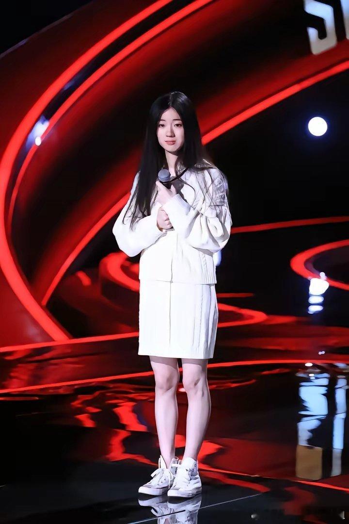 中国好声音成就了单依纯，那时候她是清纯玉女形象。歌手毁了单依纯，把她包装成欲女太