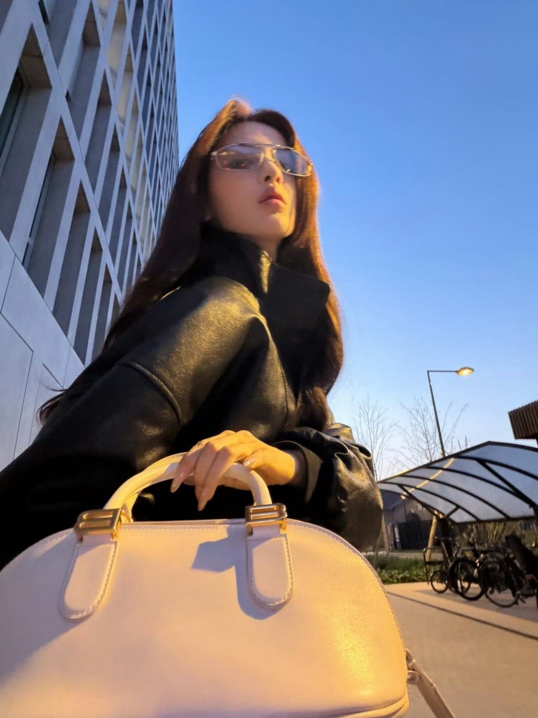 藏这么久，这套出来了还有一套路透的呢杨超越巴黎世家品牌挚友杨超越