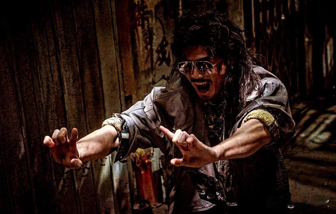 伍允龙为性感女粉丝签名目不斜视获赞真君子　却被场内猛料男抢镜
伍允龙凭电影《九龙