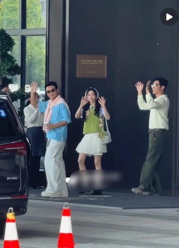 奔跑吧今天的座位是白鹿、李晨和郑恺一辆车。奔跑吧路透