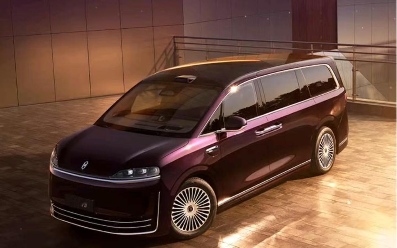 鸿蒙智行又有大动作，旗下新品智界V9将搭载恒冷智能温控大冰箱，人性化满满。
 