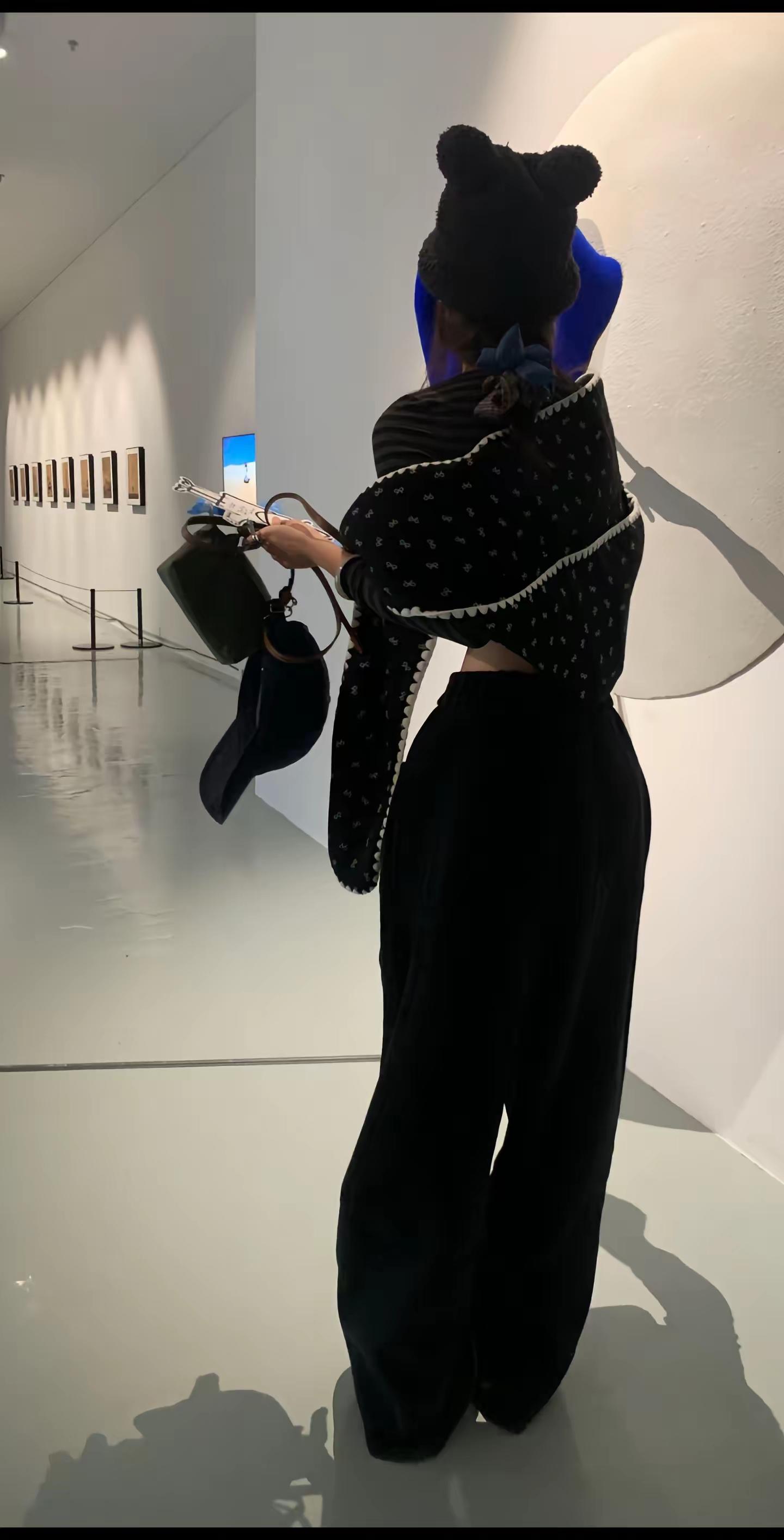 别说话 认真听。她之所以迷人 是因为她擅长做自己