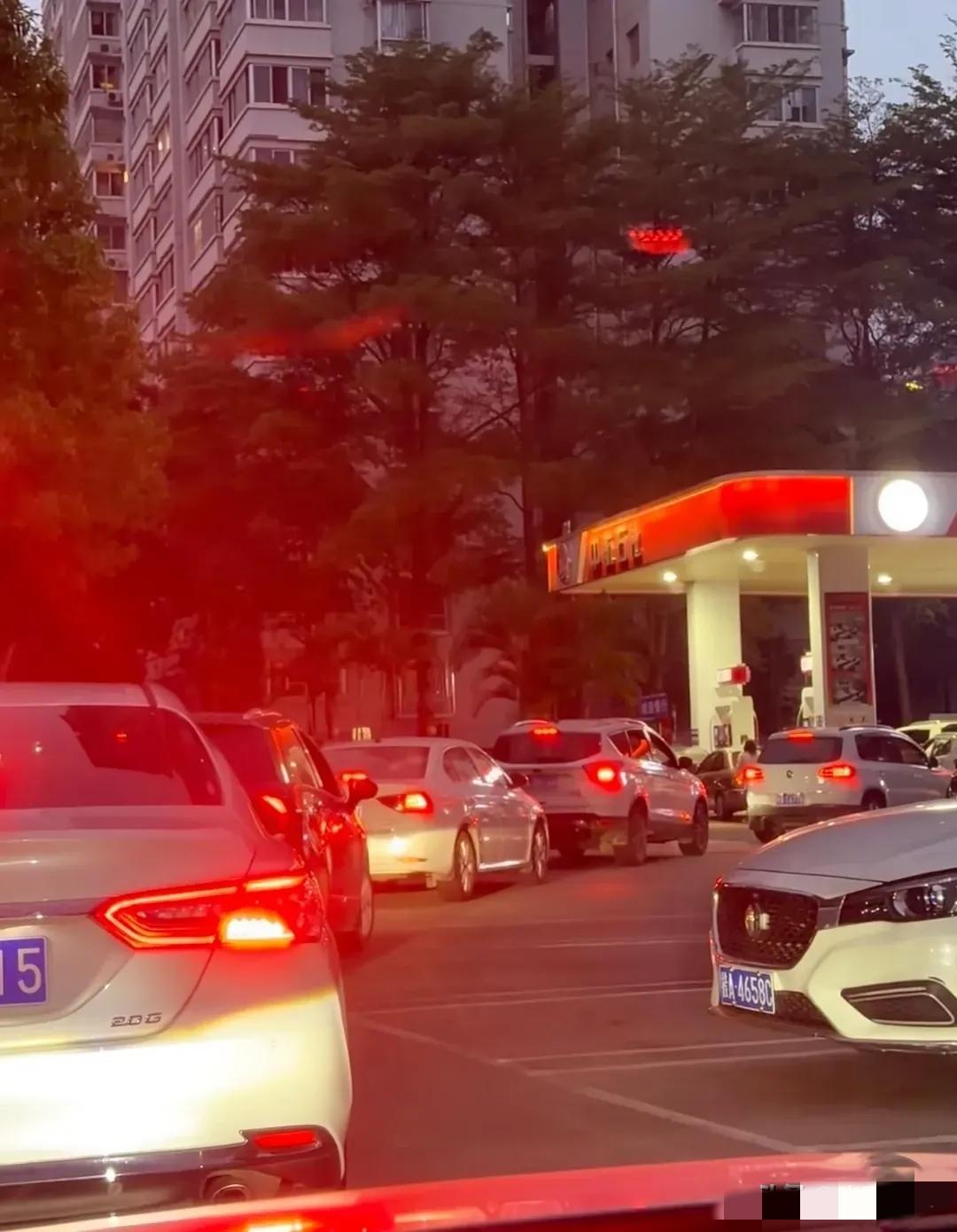 4月12日晚，
加油站又开始排队了，
不少人以为是油价要跌，其实不然：对很多燃油