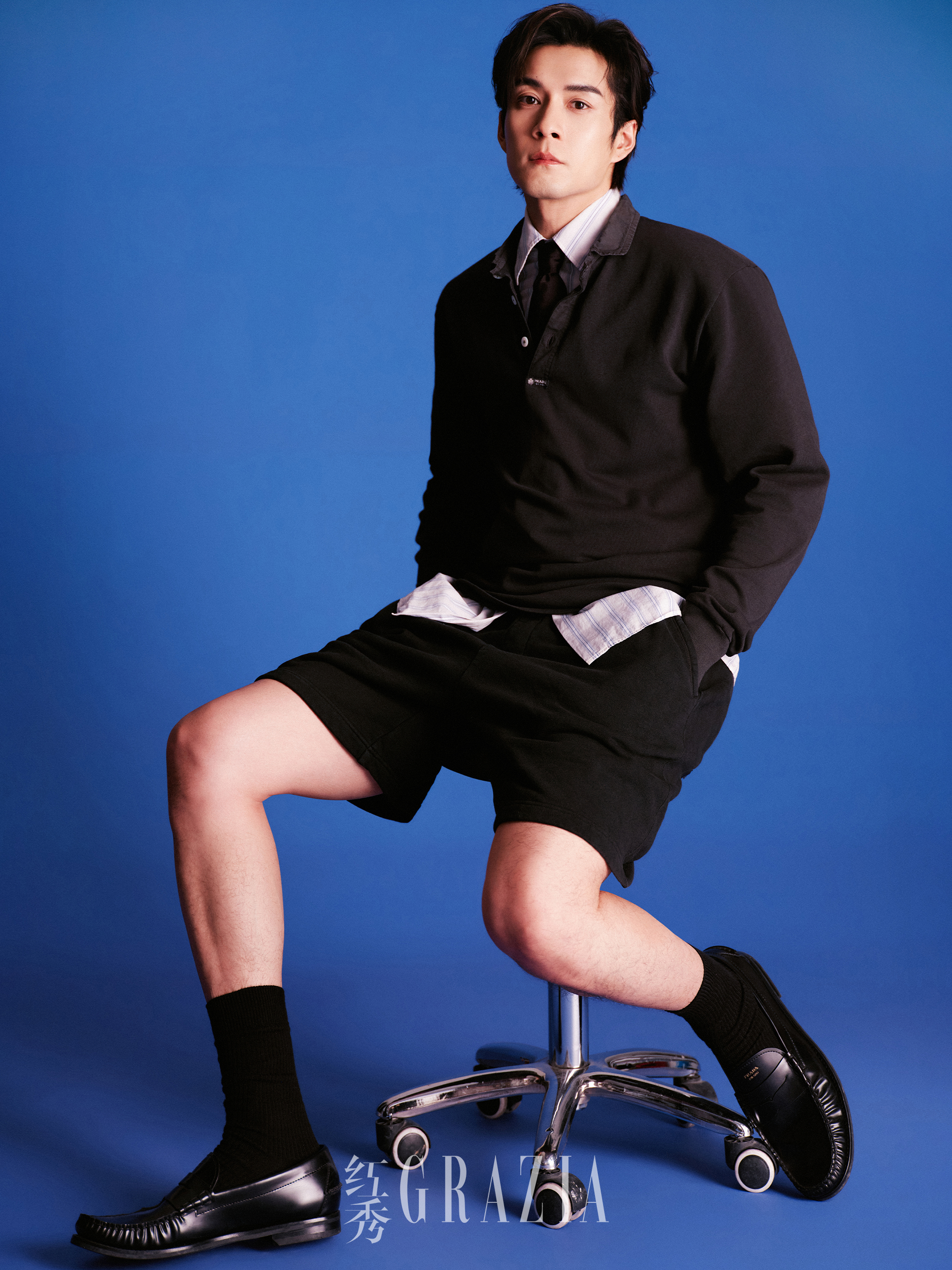 红秀GRAZIA 六月新刊封面，演员韩东君演绎 Burberry 主推款粉色皮衣